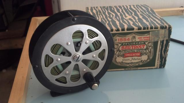 VINTAGE PFLUEGER SAL-TROUT NO.1554 SINGLE ACTION FLY FISHING REEL W/BOX